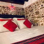 Areti's Traditional House Apollona
