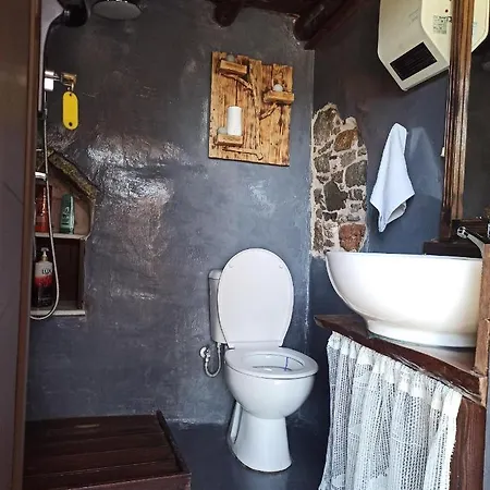 Areti's Traditional House Apollona