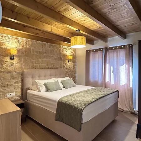 منزل ريفي Areti's Traditional House Apollona
