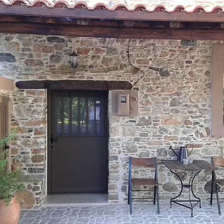 منزل ريفي Areti's Traditional House Apollona