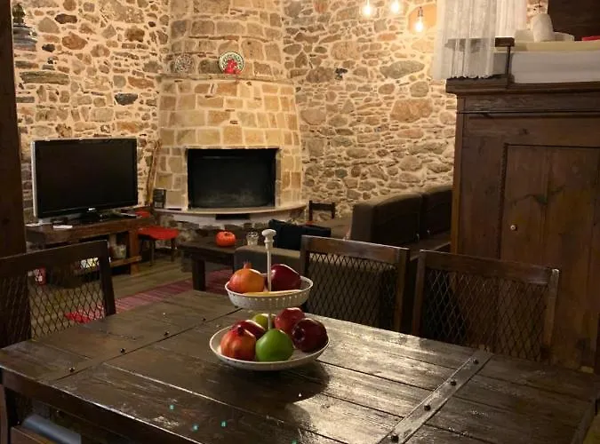 منزل ريفي Areti's Traditional House Apollona